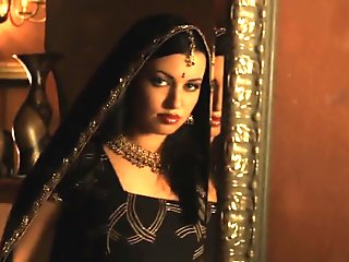 An Arousing Moves From Indian MILF While Dancing Gracefully